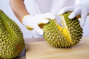 Những lưu ý cần nhớ khi bổ sầu riêng